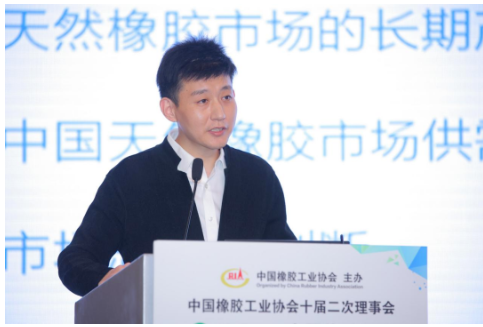張元鴻介紹稱,全球天然橡膠供需長期處于均衡區(qū)間,庫存變量沒有較大起伏。 張元鴻介紹稱,全球天然橡膠供需長期處于均衡區(qū)間,庫存變量沒有較大起伏。