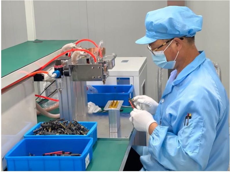 圖為安徽省寧國天成電器有限公司的工人正在生產線上忙碌。新華社記者吳慧珺 攝 圖為安徽省寧國天成電器有限公司的工人正在生產線上忙碌。新華社記者吳慧珺 攝