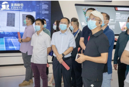 在工作人員的帶領和講解下，與會嘉賓參觀天鐵股份體驗中心、智能制造示范車間以及試驗平臺之后，對打造智能制造車間，探索以互聯網工廠升級傳統制造有了更全面的認識