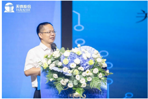 中橡協副會長兼秘書長雷昌純蒞臨大會，并講話。