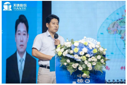 青島科技大學橡塑材料與工程重點實驗室副主任劉偉博士，作了《橡塑材料改性技術及應用》的報告;