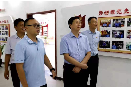 　市、縣兩級人民法院領導在李洋董事長的陪同下，先后來到公司五心黨建展廳、產品展示廳，并同公司有關人員進行深入座談。