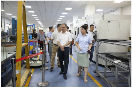 陳善福副局長一行主要參觀了建新試驗中心(國家級實驗室),實地了解建新各類先進試驗設備、試驗要求及研發試驗驗證的情況,包括密封條開關門疲勞玻璃升降試驗、金屬表面防腐蝕交變試驗、減振件的疲勞耐久試驗、NVH試驗等試驗設備。 陳善福副局長一行主要參觀了建新試驗中心(國家級實驗室),實地了解建新各類先進試驗設備、試驗要求及研發試驗驗證的情況,包括密封條開關門疲勞玻璃升降試驗、金屬表面防腐蝕交變試驗、減振件的疲勞耐久試驗、NVH試驗等試驗設備。