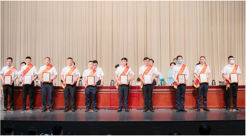 以此為契機(jī)，岳陽東方雨虹將以“篤行者”的姿態(tài)擔(dān)當(dāng)使命、勇立潮頭;以“攀登者”的姿態(tài)擁抱時(shí)代、勇創(chuàng)高峰;以“引領(lǐng)者”的姿態(tài)堅(jiān)守正道、勇當(dāng)標(biāo)桿;以“奉獻(xiàn)者”的姿態(tài)回報(bào)社會(huì)、勇?lián)?zé)任