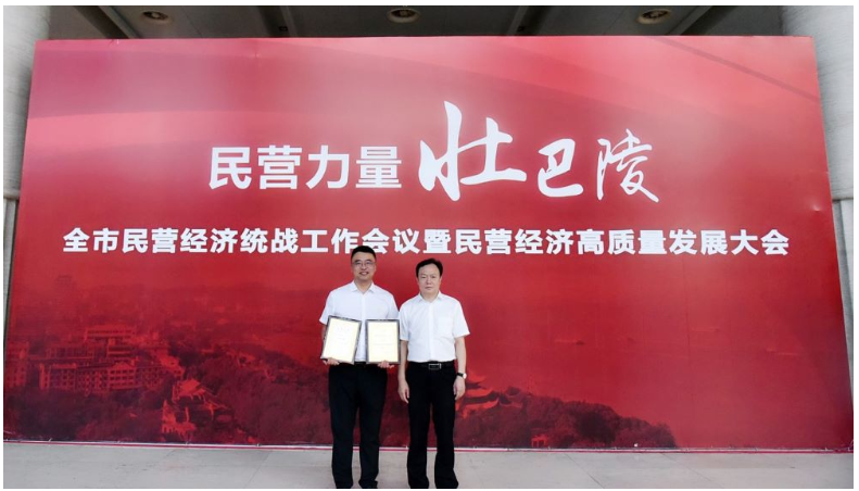 這場岳陽民營經(jīng)濟(jì)界的“奧斯卡盛典”評(píng)選依據(jù)包括企業(yè)創(chuàng)新能力強(qiáng)、管理水平高、企業(yè)信用好、社會(huì)貢獻(xiàn)大，以及民營企業(yè)家勤奮創(chuàng)業(yè)、誠信守法、真誠奉獻(xiàn)等。