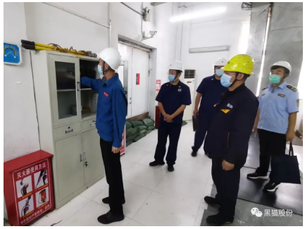 張齊海認真聽取了濟寧黑貓關于專項整治三年行動工作匯報及國慶、二十大期間安全生產工作部署,并重點查看了秋冬季火災防控、安全生產“八抓20項”等工作資料。 張齊海認真聽取了濟寧黑貓關于專項整治三年行動工作匯報及國慶、二十大期間安全生產工作部署,并重點查看了秋冬季火災防控、安全生產“八抓20項”等工作資料。