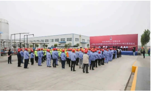 王磊代表菏澤市委、市政府,向尚舜化工項目奠基表示祝賀。 王磊代表菏澤市委、市政府,向尚舜化工項目奠基表示祝賀。