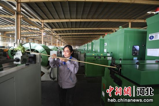 景縣一橡膠有限公司車間工人正在對金屬軟管進行檢測。 高雷 攝