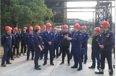 座談會上,王耀董事長首先代表黑貓集團對馬劍明副總隊長一行的到來表示歡迎,詳細介紹了集團安全生產、消防隊伍人員配備、消防設施配置等情況。并共同觀看了集團宣傳片。 座談會上,王耀董事長首先代表黑貓集團對馬劍明副總隊長一行的到來表示歡迎,詳細介紹了集團安全生產、消防隊伍人員配備、消防設施配置等情況。并共同觀看了集團宣傳片。