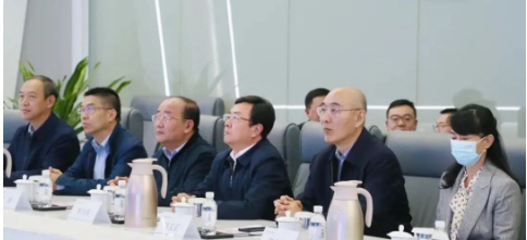 10月18日,青島科技大學(xué)黨委書記李興偉率領(lǐng)學(xué)校全體領(lǐng)導(dǎo)班子成員,調(diào)研國家橡膠與輪胎工程技術(shù)研究中心。 10月18日,青島科技大學(xué)黨委書記李興偉率領(lǐng)學(xué)校全體領(lǐng)導(dǎo)班子成員,調(diào)研國家橡膠與輪胎工程技術(shù)研究中心。