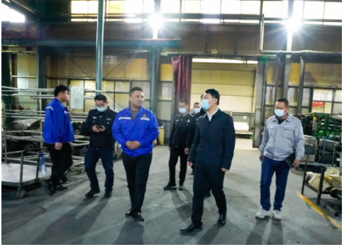 　朱寧一行先后到東營瑞升橡膠有限公司、東營市華隆橡塑有限責(zé)任公司、東營市亞泰橡塑有限責(zé)任公司、東營豐泰橡塑有限公司督導(dǎo)檢查，重點對企業(yè)電氣線路、消防器材配備、設(shè)施設(shè)備運轉(zhuǎn)、倉庫物資存放、節(jié)假日期間應(yīng)急值班值守制度等方面開展全面檢查。