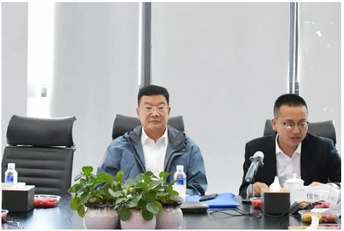 鄒哲賢及各位專家肯定了時代新材的工作,并圍繞中國中車數(shù)字化轉(zhuǎn)型的目的、方向、目標(biāo)、原則、推進(jìn)策略等進(jìn)行指示,他強調(diào)要堅持:戰(zhàn)略統(tǒng)領(lǐng)、由上往下;數(shù)據(jù)貫通、標(biāo)準(zhǔn)統(tǒng)一;需求拉動、及時推進(jìn);急用先行、逐步覆蓋;數(shù)據(jù)驅(qū)動、平臺賦能的原則。 鄒哲賢及各位專家肯定了時代新材的工作,并圍繞中國中車數(shù)字化轉(zhuǎn)型的目的、方向、目標(biāo)、原則、推進(jìn)策略等進(jìn)行指示,他強調(diào)要堅持:戰(zhàn)略統(tǒng)領(lǐng)、由上往下;數(shù)據(jù)貫通、標(biāo)準(zhǔn)統(tǒng)一;需求拉動、及時推進(jìn);急用先行、逐步覆蓋;數(shù)據(jù)驅(qū)動、平臺賦能的原則。