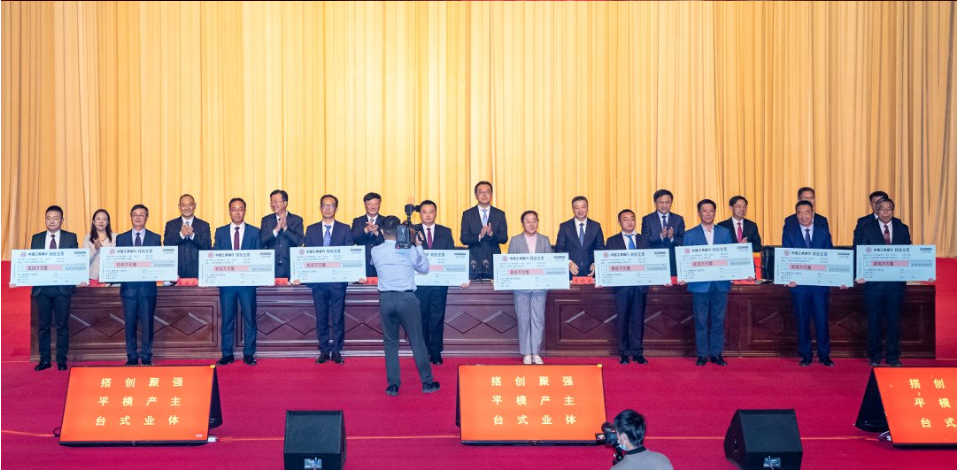 2022年上合新區(qū)企業(yè)家大會在膠州市會議中心舉行,180家重點企業(yè)負責人參會。在本次大會上,青島軟控機電工程有限公司總經(jīng)理武守濤獲評“2022年度上合新區(qū)優(yōu)秀企業(yè)家”,軟控機電榮獲“2022年度‘倍增計劃’先進企業(yè)”。 2022年上合新區(qū)企業(yè)家大會在膠州市會議中心舉行,180家重點企業(yè)負責人參會。在本次大會上,青島軟控機電工程有限公司總經(jīng)理武守濤獲評“2022年度上合新區(qū)優(yōu)秀企業(yè)家”,軟控機電榮獲“2022年度‘倍增計劃’先進企業(yè)”。