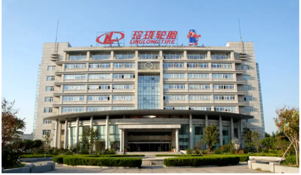玲瓏輪胎表示，公司2022年前三季度凈利潤下滑主要受公司總體原材料采購成本上漲及業務結構變化影響，國內配套尤其半鋼配套銷量大幅提升拉低公司整體業績。玲瓏輪胎表示，公司2022年前三季度凈利潤下滑主要受公司總體原材料采購成本上漲及業務結構變化影響，國內配套尤其半鋼配套銷量大幅提升拉低公司整體業績。