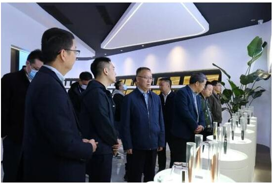 李浩杰表示,公司目前銷售市場主要集中在貴州及西南地區(qū),2022年前三季度營收實現(xiàn)同比增長約30%。下一步,固達將穩(wěn)步推進二期項目建設(shè),進一步做大規(guī)模,推動企業(yè)不斷做優(yōu)做強做大。 李浩杰表示,公司目前銷售市場主要集中在貴州及西南地區(qū),2022年前三季度營收實現(xiàn)同比增長約30%。下一步,固達將穩(wěn)步推進二期項目建設(shè),進一步做大規(guī)模,推動企業(yè)不斷做優(yōu)做強做大。