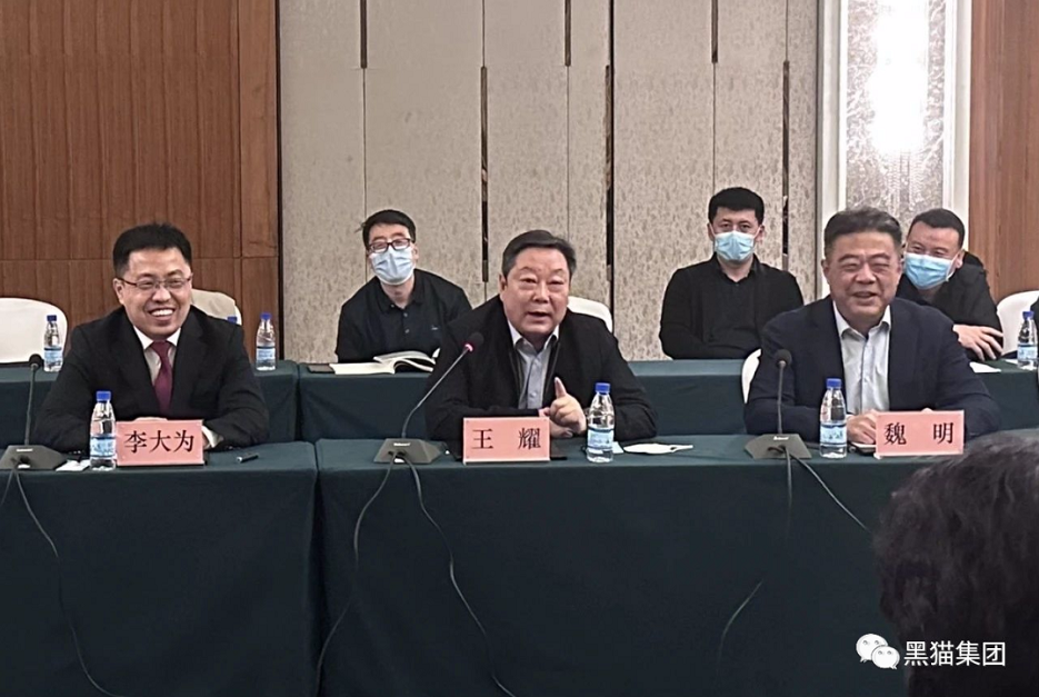 王耀首先對(duì)朝陽(yáng)市委、市政府長(zhǎng)期以來(lái)對(duì)黑貓集團(tuán)發(fā)展的大力支持和關(guān)懷表示感謝。