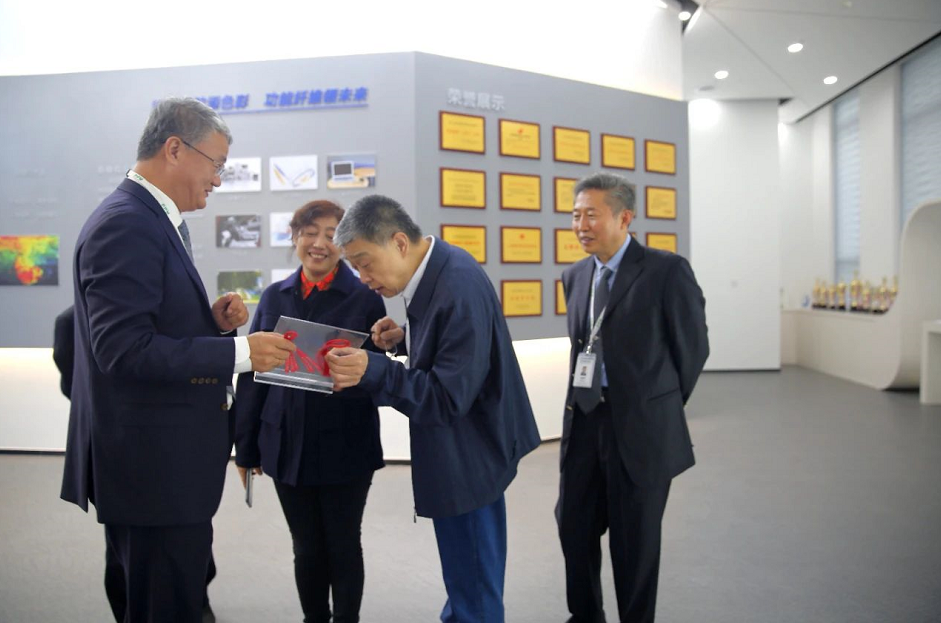 寶麗迪公司高層、公司各部門領導以及研究院全體員工一同參加相關會議和活動。 寶麗迪公司高層、公司各部門領導以及研究院全體員工一同參加相關會議和活動。