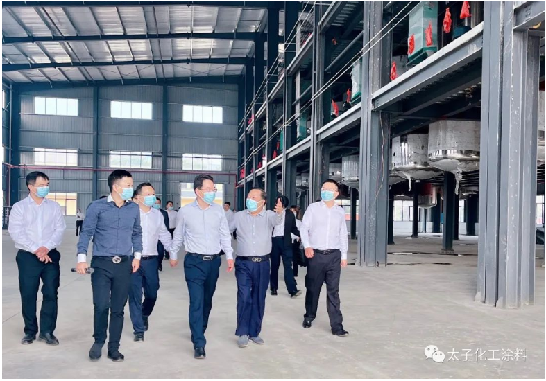 周功表書記主要參觀了太子化工二期工程涂料自動化生產線與倉儲物流園建設項目,太子化工董事長劉運群、總經理劉駿分別向周功表書記一行詳細介紹了企業當前的生產經營情況、公司發展形勢、二期項目建設進展,以及新建項目前景及規劃等情況。 周功表書記主要參觀了太子化工二期工程涂料自動化生產線與倉儲物流園建設項目,太子化工董事長劉運群、總經理劉駿分別向周功表書記一行詳細介紹了企業當前的生產經營情況、公司發展形勢、二期項目建設進展,以及新建項目前景及規劃等情況。