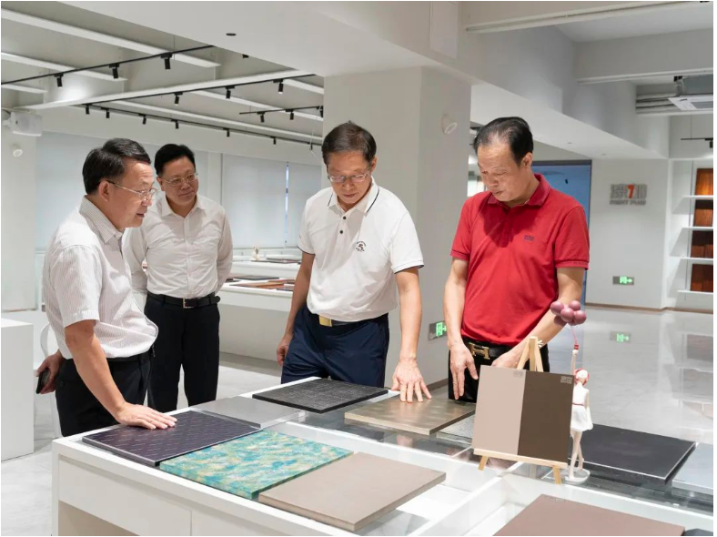 李劍文董事長對市政協莊樹俊主席一行蒞臨漆加集團表示熱烈的歡迎,親自帶領來賓們參觀漆加創新中心,并為大家詳細介紹了漆加化工集團的發展歷程,涂料新技術及服務解決方案,闡述了漆加集團“打造家居產業應用創新服務平臺”,賦能家居產業高質量發展的愿景。 李劍文董事長對市政協莊樹俊主席一行蒞臨漆加集團表示熱烈的歡迎,親自帶領來賓們參觀漆加創新中心,并為大家詳細介紹了漆加化工集團的發展歷程,涂料新技術及服務解決方案,闡述了漆加集團“打造家居產業應用創新服務平臺”,賦能家居產業高質量發展的愿景。