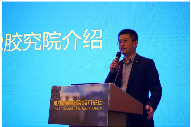 姚冰博士主要從理論模型、仿真分析和試驗數(shù)據(jù)等不同方面,詳細介紹了材料、輪廓、結構和花紋等不同因素對輪胎側偏剛度的影響,與會嘉賓與其進行了熱烈的互動。 姚冰博士主要從理論模型、仿真分析和試驗數(shù)據(jù)等不同方面,詳細介紹了材料、輪廓、結構和花紋等不同因素對輪胎側偏剛度的影響,與會嘉賓與其進行了熱烈的互動。