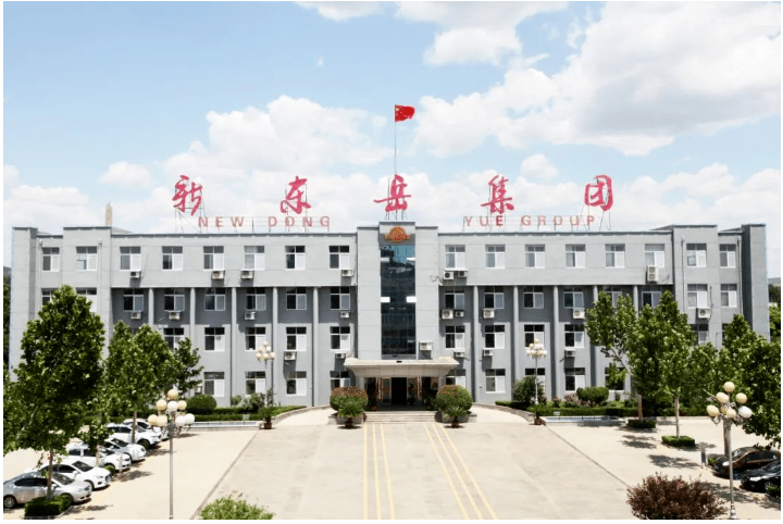 在青島大學(xué)校方人士的陪同下,殷峰一行參觀了生命科學(xué)院、化學(xué)化工學(xué)院及實(shí)驗(yàn)室等,青島大學(xué)表示,希望與新東岳集團(tuán)聯(lián)合申報(bào)省市重大科技專項(xiàng)、開展橫向課題研究開發(fā)等合作。 在青島大學(xué)校方人士的陪同下,殷峰一行參觀了生命科學(xué)院、化學(xué)化工學(xué)院及實(shí)驗(yàn)室等,青島大學(xué)表示,希望與新東岳集團(tuán)聯(lián)合申報(bào)省市重大科技專項(xiàng)、開展橫向課題研究開發(fā)等合作。