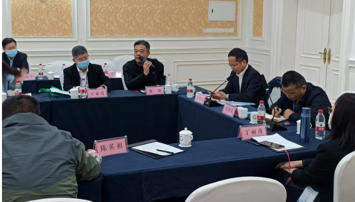 中昊黑元化工研究設(shè)計院有限公司院長王家貴、山東聯(lián)科新材料有限公司執(zhí)行董事陳有根,分階段主持了此次會議。 中昊黑元化工研究設(shè)計院有限公司院長王家貴、山東聯(lián)科新材料有限公司執(zhí)行董事陳有根,分階段主持了此次會議。