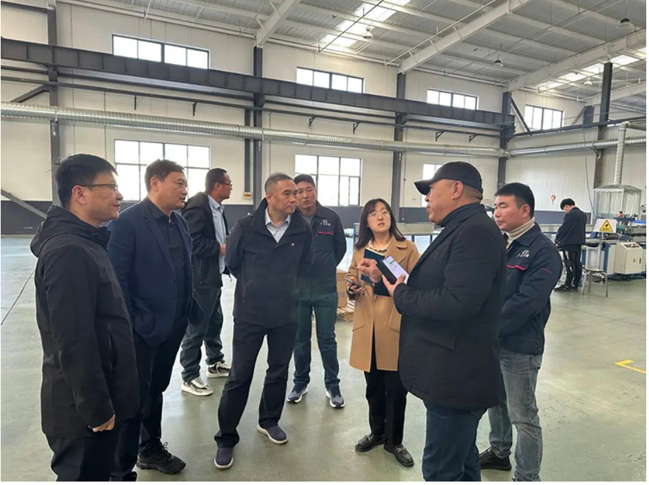 在青島致捷運通新材料科技有限公司，調研組與企業共同探討了提升產量、拓展市場的思路，并鼓勵企業發揮既有產品優勢，搶抓青島汽車產業發展風口，進一步拓寬銷售渠道，加快產品研發創新。
