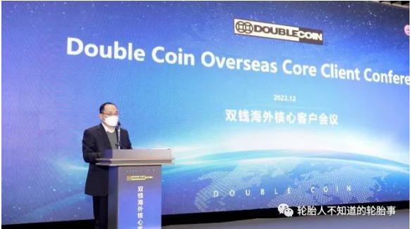 雙錢公司總經理樊學鋒在會上致辭,對所有奮戰的海外經銷商朋友們和與會嘉賓們表示感謝。 雙錢公司總經理樊學鋒在會上致辭,對所有奮戰的海外經銷商朋友們和與會嘉賓們表示感謝。