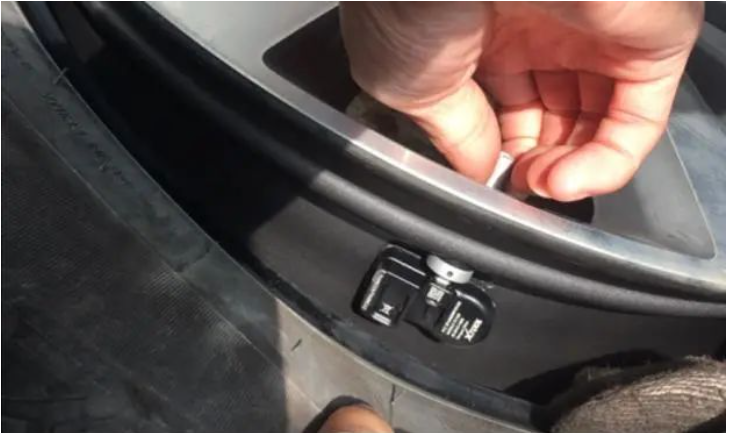 隨著物聯網的發展,汽車裝載了更多的傳感器連接到超級計算機 隨著物聯網的發展,汽車裝載了更多的傳感器連接到超級計算機