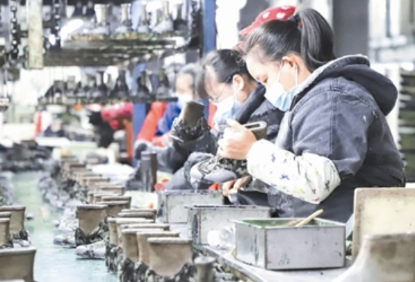 近日，在位于畢節高新區的貴州陸海龍騰鞋業有限公司生產車間，400余名員工正忙著趕制訂單，經過裁剪、上膠、定型、品檢等一系列工序，一雙雙成品鞋陸續下線，銷往國內外市場。