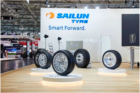 2022年5月的歐洲科隆展上,國際權威第三方檢測機構TüV SüD發布了多款液體黃金輪胎專業測試數據,其綜合性能表現達世界領先水平;2022年10月,賽輪液體黃金輪胎廣告片登錄央視綜合、中文國際、新聞頻道黃金時段,依托央視窗口,賽輪品牌知名度進一步提升;2022年11月,液體黃金輪胎亮相美國拉斯維加斯,強力助推了賽輪在全球市場的影響力。 2022年5月的歐洲科隆展上,國際權威第三方檢測機構TüV SüD發布了多款液體黃金輪胎專業測試數據,其綜合性能表現達世界領先水平;2022年10月,賽輪液體黃金輪胎廣告片登錄央視綜合、中文國際、新聞頻道黃金時段,依托央視窗口,賽輪品牌知名度進一步提升;2022年11月,液體黃金輪胎亮相美國拉斯維加斯,強力助推了賽輪在全球市場的影響力。