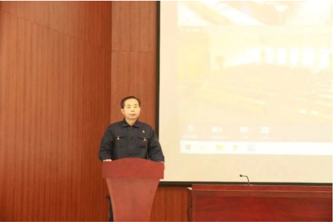 最后,副董事長單曰新做述職報告。他強調指出,新的一年,我們要解放思想,創新求變。嚴抓安全生產管理,持續提升環保工作,穩中求進做好質量,千方百計降本增效,加快推進項目建設,抓好技術創新、基礎管理,全力以赴促進生產安全高效運行。 最后,副董事長單曰新做述職報告。他強調指出,新的一年,我們要解放思想,創新求變。嚴抓安全生產管理,持續提升環保工作,穩中求進做好質量,千方百計降本增效,加快推進項目建設,抓好技術創新、基礎管理,全力以赴促進生產安全高效運行。