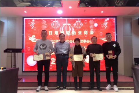 全體參會人員對獲獎企業表示祝賀,同時作為商會的會員企業,所有商會會員也感到無比光榮,紛紛表示要向優秀企業看齊,獲得更多的榮譽。 全體參會人員對獲獎企業表示祝賀,同時作為商會的會員企業,所有商會會員也感到無比光榮,紛紛表示要向優秀企業看齊,獲得更多的榮譽。