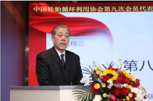 會上,中國輪胎循環利用協會第八屆理事會理事長朱軍做了第八屆理事會工作報告。朱軍表示,中國輪胎循環利用協會第八屆理事會履職期間,正逢百年未遇之大疫情持續影響期和實現“兩個一百年”奮斗目標的歷史交匯期。在國家循環經濟政策的指引下,在政府主管部門的大力推動下,在社會各界的廣泛關注下,協會第八屆理事會全體成員團結奮斗,帶領全行業的干部員工共同努力,做了大量卓有成效的工作。在嚴峻復雜形勢面前,經受了考驗,鍛煉了隊伍,戰勝了困難,各項工作取得了可喜的成績。具有輪胎/橡膠資源“減量化、再利用、資源化”典型特征的輪胎循環利用行業得到了長足的進步。 會上,中國輪胎循環利用協會第八屆理事會理事長朱軍做了第八屆理事會工作報告。朱軍表示,中國輪胎循環利用協會第八屆理事會履職期間,正逢百年未遇之大疫情持續影響期和實現“兩個一百年”奮斗目標的歷史交匯期。在國家循環經濟政策的指引下,在政府主管部門的大力推動下,在社會各界的廣泛關注下,協會第八屆理事會全體成員團結奮斗,帶領全行業的干部員工共同努力,做了大量卓有成效的工作。在嚴峻復雜形勢面前,經受了考驗,鍛煉了隊伍,戰勝了困難,各項工作取得了可喜的成績。具有輪胎/橡膠資源“減量化、再利用、資源化”典型特征的輪胎循環利用行業得到了長足的進步。