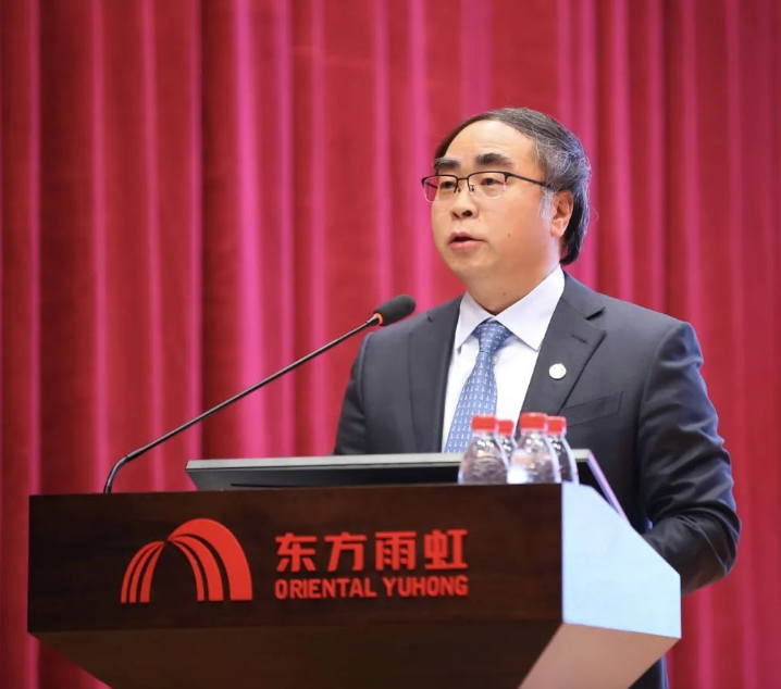 東方雨虹控股副董事長兼總裁許利民先生作“東方雨虹2022年經(jīng)營情況及2023年經(jīng)營工作重點”報告。他表示,2023年東方雨虹將繼續(xù)圍繞“聚焦優(yōu)勢 精準發(fā)力 速度與質(zhì)量雙提升”的經(jīng)營戰(zhàn)略,堅持以合伙人為基石、以客戶為中心、以結(jié)果為導向,夯基礎、善創(chuàng)新、強執(zhí)行、提效能,持續(xù)提升各項工作管理水平,全面開拓東方雨虹新的發(fā)展局面。 東方雨虹控股副董事長兼總裁許利民先生作“東方雨虹2022年經(jīng)營情況及2023年經(jīng)營工作重點”報告。他表示,2023年東方雨虹將繼續(xù)圍繞“聚焦優(yōu)勢 精準發(fā)力 速度與質(zhì)量雙提升”的經(jīng)營戰(zhàn)略,堅持以合伙人為基石、以客戶為中心、以結(jié)果為導向,夯基礎、善創(chuàng)新、強執(zhí)行、提效能,持續(xù)提升各項工作管理水平,全面開拓東方雨虹新的發(fā)展局面。