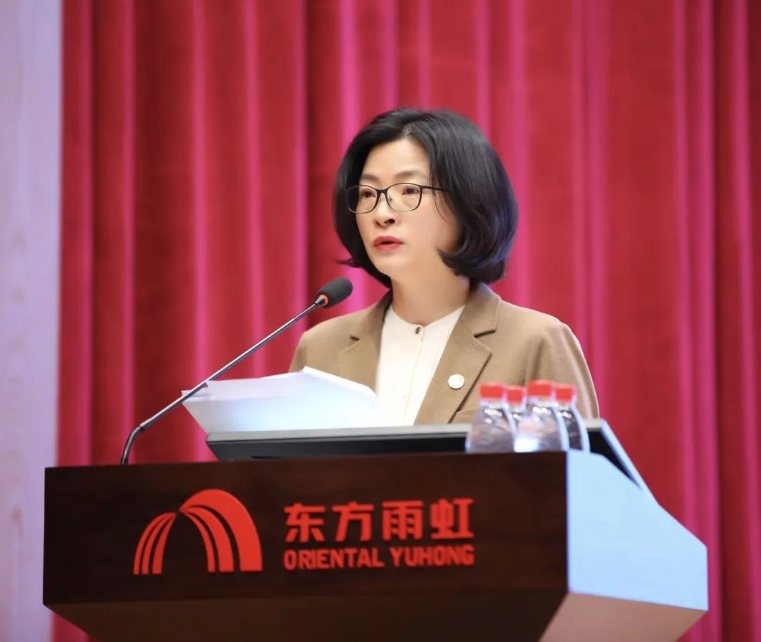 東方雨虹控股人力資源總監(jiān)兼戰(zhàn)略管理總監(jiān)齊芬女士作“精英治雨虹 全面提人效”主題報告。她表示,2023年,東方雨虹將繼續(xù)秉持“以人為本、以專業(yè)為本、以團隊為本 、以執(zhí)行力為本”的人力資源戰(zhàn)略指導方針,持續(xù)升級創(chuàng)新,多措并舉強化人才隊伍建設,打造堅強有力的組織體系,以決勝姿態(tài)、務實作風,全力以赴向各項既定目標全速前進。 東方雨虹控股人力資源總監(jiān)兼戰(zhàn)略管理總監(jiān)齊芬女士作“精英治雨虹 全面提人效”主題報告。她表示,2023年,東方雨虹將繼續(xù)秉持“以人為本、以專業(yè)為本、以團隊為本 、以執(zhí)行力為本”的人力資源戰(zhàn)略指導方針,持續(xù)升級創(chuàng)新,多措并舉強化人才隊伍建設,打造堅強有力的組織體系,以決勝姿態(tài)、務實作風,全力以赴向各項既定目標全速前進。