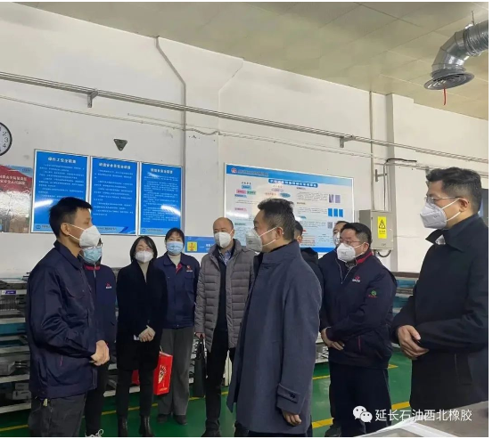 1月12日下午,陜西省國資委副主任崔詩越在延長石油集團黨委副書記陳琦的陪同下,走訪慰問了西橡公司生活困難黨員,為他們送去了慰問金和新春祝福及問候,傳遞了黨組織的關懷和溫暖。西橡公司黨委副書記、總經理張航偉及副總經理賀莉莉、寧博陪同。 1月12日下午,陜西省國資委副主任崔詩越在延長石油集團黨委副書記陳琦的陪同下,走訪慰問了西橡公司生活困難黨員,為他們送去了慰問金和新春祝福及問候,傳遞了黨組織的關懷和溫暖。西橡公司黨委副書記、總經理張航偉及副總經理賀莉莉、寧博陪同。