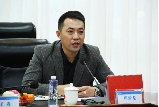 神州風火輪教育總裁、神州領航商學院院長崔新龍,談到2023年的工作規劃時指出,要進行高品質,創意化的輸出,增加培訓頻率,為招商工作打下夯實的基礎;品牌策劃多平臺升級,重點打造公司企業文化,更有效地助力市場的發展,增加公司在新媒體時代的團隊凝聚力和對外影響力。 神州風火輪教育總裁、神州領航商學院院長崔新龍,談到2023年的工作規劃時指出,要進行高品質,創意化的輸出,增加培訓頻率,為招商工作打下夯實的基礎;品牌策劃多平臺升級,重點打造公司企業文化,更有效地助力市場的發展,增加公司在新媒體時代的團隊凝聚力和對外影響力。