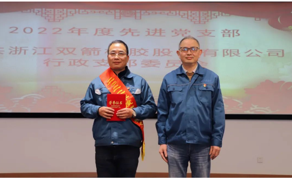 黨建指導員趙春華為“先進黨支部”頒獎并合影 黨建指導員趙春華為“先進黨支部”頒獎并合影