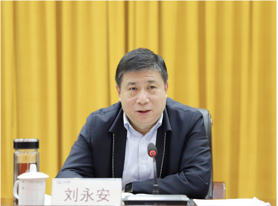 　棗礦集團黨委委員、副總經理劉永安出席會議并講話，指出，在過去一年中，橡膠公司認真落實“疫情要防住、經濟要穩住、發展要安全”總要求，聚焦“轉型突破”主題主線，深入開展守正創新、變革轉型、管理提升“三個年”活動，團結奮進，努力拼搏，真抓實干，呈現出四個方面的特點，實現了平穩有序發展。