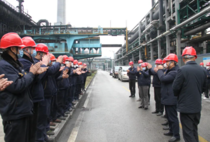 高曉云一行深入景焦能源公司5、6號焦爐生產現場，詳細聽取了春節期間“不停工、不停產”相關工作部署，關切詢問企業生產經營情況及存在的問題，對企業春節期間不停工、不停產表示肯定。高曉云還來到一線員工中間，與他們親切握手，并向辛勤奮斗在一線的工作人員致以新春的祝福和節日的慰問。