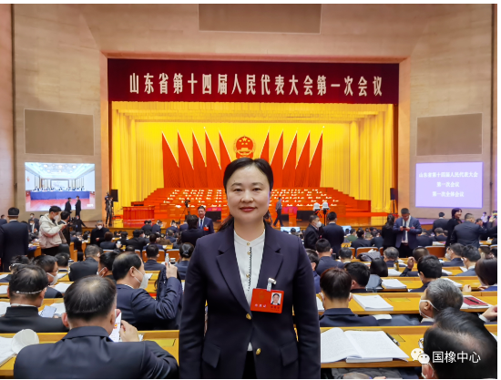 山東省人大代表、軟控股份有限公司副總裁 齊魯巾幗科技創新之星 膠州市“三八”紅旗手 楊慧麗 山東省人大代表、軟控股份有限公司副總裁 齊魯巾幗科技創新之星 膠州市“三八”紅旗手 楊慧麗