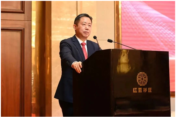 　紅豆集團董事局主席周海江作重要講話。他表示，過去的一年通用股份在逆境下不斷進化升級，穩健發展。面對新的一年要充滿信心，積極把握中國經濟快速恢復的新機遇，贏得主動，為實現百億通用、千億紅豆添磚加瓦!