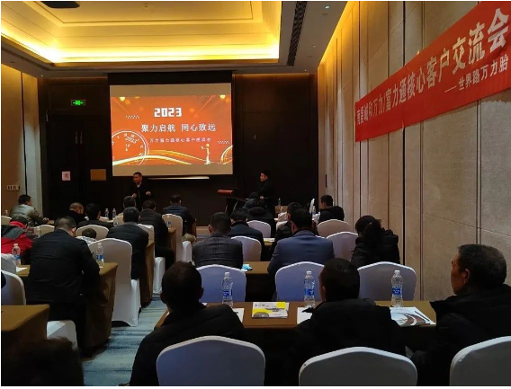 萬力輪胎銷售總監王磊向到場客戶介紹了廣州工控集團基本情況和萬力輪胎的發展規劃,研究院合肥分院主管工程師王海洋重點對2023年新產品和研發技術亮點工作進行講解。 萬力輪胎銷售總監王磊向到場客戶介紹了廣州工控集團基本情況和萬力輪胎的發展規劃,研究院合肥分院主管工程師王海洋重點對2023年新產品和研發技術亮點工作進行講解。