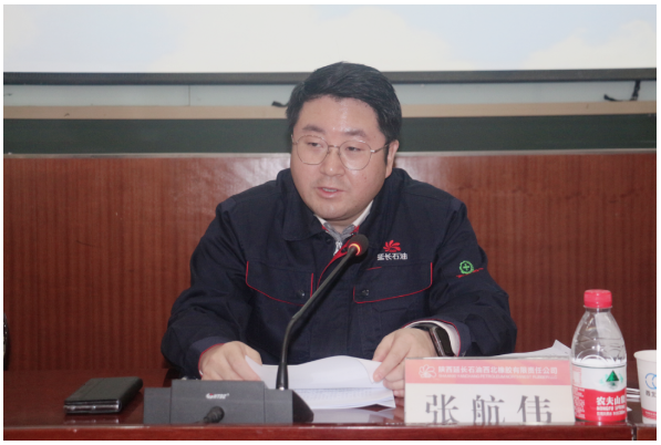 總經理、黨委副書記張航偉作了重要講話并與所屬各單位簽訂了安全環保目標責任書,公司安委會成員、各單位黨政負責人和生產單位分管安全負責人參加會議。 總經理、黨委副書記張航偉作了重要講話并與所屬各單位簽訂了安全環保目標責任書,公司安委會成員、各單位黨政負責人和生產單位分管安全負責人參加會議。