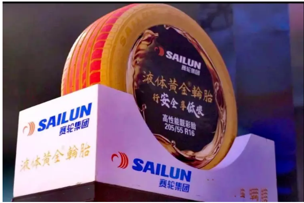 賽輪集團基于世界首創化學煉膠新技術制備的“液體黃金”橡膠新材料生產的“液體黃金”綠色輪胎,抗濕滑性能、滾動阻力指數均達到歐盟標簽法規A級標準; 在2022年5月25日舉行的德國科隆國際輪胎展上,世界權威第三方認證機構德國TüV-SüD為賽輪頒發檢測證書,檢測結果顯示“液體黃金”半鋼輪胎性能全面優于國際一線品牌產品,其中4款輪胎同時取得TüV MARK證書,創造了中國輪胎企業在世界橡膠輪胎領域的最好成績,打破了國外一線品牌對國內高端市場的壟斷 賽輪集團基于世界首創化學煉膠新技術制備的“液體黃金”橡膠新材料生產的“液體黃金”綠色輪胎,抗濕滑性能、滾動阻力指數均達到歐盟標簽法規A級標準; 在2022年5月25日舉行的德國科隆國際輪胎展上,世界權威第三方認證機構德國TüV-SüD為賽輪頒發檢測證書,檢測結果顯示“液體黃金”半鋼輪胎性能全面優于國際一線品牌產品,其中4款輪胎同時取得TüV MARK證書,創造了中國輪胎企業在世界橡膠輪胎領域的最好成績,打破了國外一線品牌對國內高端市場的壟斷