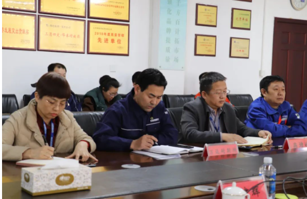 石化聯(lián)合會(huì)專家楊維軍、仲偉科對(duì)炭黑公司提出了建設(shè)性意見(jiàn)和建議,希望炭黑公司立足萬(wàn)達(dá)集團(tuán)產(chǎn)業(yè)鏈優(yōu)勢(shì),結(jié)合行業(yè)發(fā)展前景和趨勢(shì),促進(jìn)特色高端炭黑產(chǎn)品研發(fā),提高自主創(chuàng)新能力,成為創(chuàng)新引領(lǐng)、綠色低碳的行業(yè)標(biāo)桿。 石化聯(lián)合會(huì)專家楊維軍、仲偉科對(duì)炭黑公司提出了建設(shè)性意見(jiàn)和建議,希望炭黑公司立足萬(wàn)達(dá)集團(tuán)產(chǎn)業(yè)鏈優(yōu)勢(shì),結(jié)合行業(yè)發(fā)展前景和趨勢(shì),促進(jìn)特色高端炭黑產(chǎn)品研發(fā),提高自主創(chuàng)新能力,成為創(chuàng)新引領(lǐng)、綠色低碳的行業(yè)標(biāo)桿。