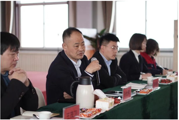 自由討論環節，鑫泰電纜生產總監王茂衛就其公司原材料采購痛點進行了詳細闡述。隨后部分供應商代表交流發言，對行業整體發展形式做出自己的判斷，對鑫泰電纜提出了很多合理化建議。為感謝部分供應商在鑫泰電纜經營發展過程中所作出的積極貢獻，會上表彰了各類優秀供應商11家。