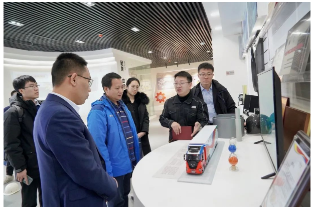在科華賽邦新材料展廳，一行領導詳細了解了科華賽邦與白俄羅斯國家科學院合作研發的落地產品“耐低溫尼龍材料、碳纖維、高性能改性尼龍材料、聚酯類材料、3D增材材料”等多類復合材料