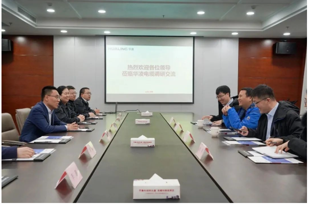 參觀結束后一行領導到會議室進行座談交流。